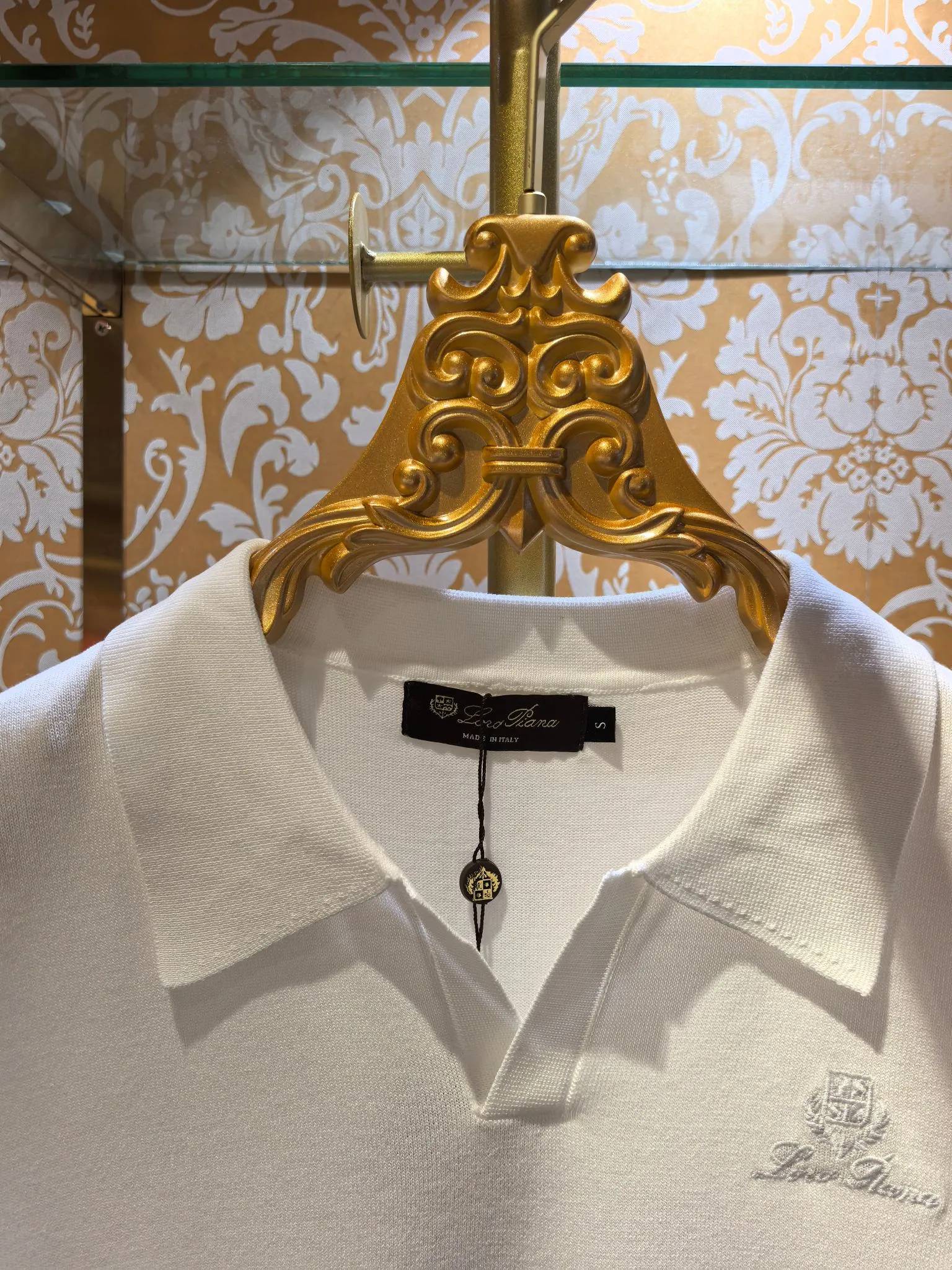 Counter synchronization Loro Piana 2026/ss New Arrival sweater Loro Piana chest embroidery The fabric is perfectly made with 14 needles of imported machines. The counter restores one-to-one upper body spirit Comfortable Breathable Slim fit Color White Sizes 46 48 50 52